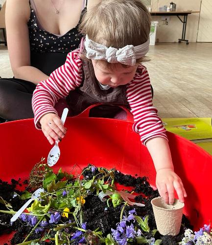 Planting and Playing with Flowers We had a very messy time on Tuesday planting and playing with flowers, leaves and soil!